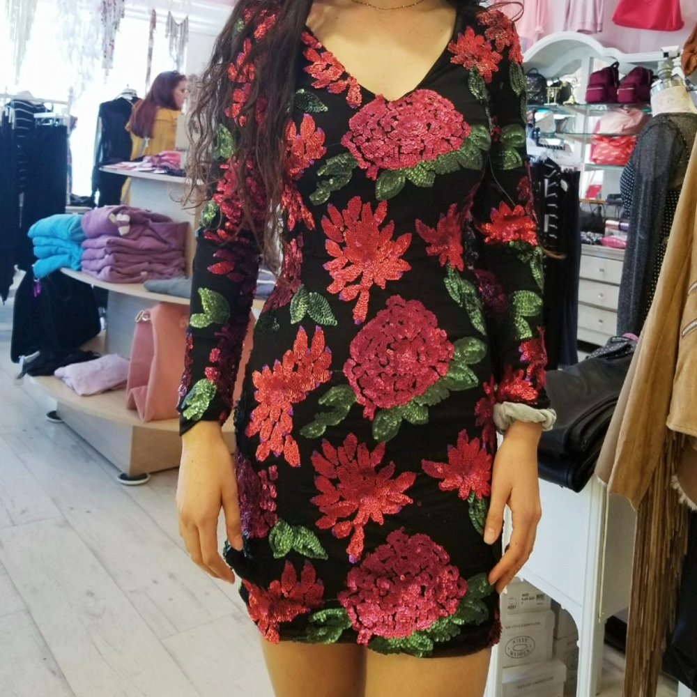COPY - Form Fitting/Bodycon Sequined Flower Holiday/Party Dress (Size Small)